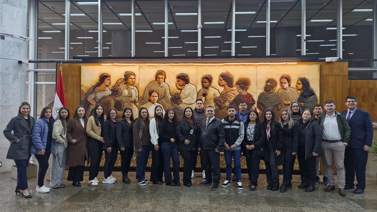 BCPCultural's tweet photo. La #VisitaGuiadaBCP recibió a estudiantes de Ciencias Contables de la Universidad Hispano Guaraní y de la Universidad Privada del Este, sede Minga Guazú, quienes conocieron los espacios institucionales y culturales del BCP y profundizaron en el rol que cumple la institución. https://t.co/VhjW0i4Ndo