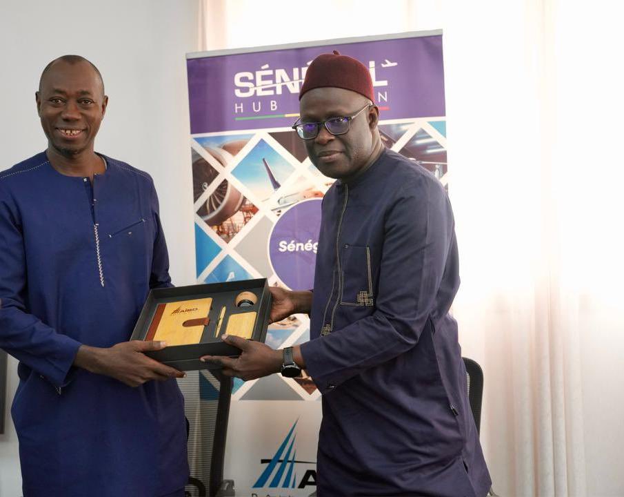 AIBDsa's tweet photo. Dans le cadre de sa politique de responsabilité sociétale d’entreprise, AIBD SA poursuit son accompagnement des collectivités territoriales et des populations riveraines. À cet effet, le Directeur Général, M. Cheikh Mamadou Abiboulaye DIEYE, a décidé de la participation de l’entreprise à la construction de la gare routière de Diembéring.
Ce soutien s’est matérialisé par la signature d’un protocole d’accord avec le Maire de Diembéring, M. Demba NIASSY, lors d’une cérémonie organisée dans les locaux de AIBD SA, à Yoff.
Ce projet vise à moderniser la commune de Diembéring, une localité aux multiples potentialités touristiques. Il s’agira, selon M. NIASSY, de doter la ville d’une infrastructure moderne et adaptée, capable de jouer un rôle clé dans la mobilité des populations et le développement économique local.
M. Cheikh Mamadou Abiboulaye DIEYE a, pour sa part, réaffirmé la disponibilité de AIBD SA à accompagner les initiatives de développement local, conformément aux orientations stratégiques du Chef de l’État et de son gouvernement. À travers ce soutien accordé à la commune de Diembéring, la Direction Générale entend également faire de l’aéroport de Cap Skirring un outil encore plus efficace au service des populations et du rayonnement de la destination.

#aibdsa #batirlefutur #responsabilitesocietale #rse #Diembering #senegal