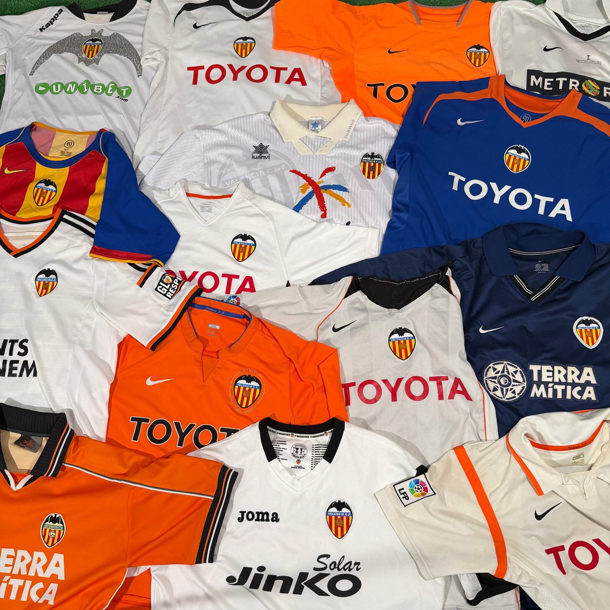 RadioTaronja_'s tweet photo. ℹ️ El sábado 6 de junio de 12:00h a 19:00h tienes una cita en Dropped (C/Luis Santangel 22, Valencia).
➡️ Más de 50 camisetas de fútbol retro 100% originales (de ellas, alrededor de 20 del Valencia).
↪️ Desde 30€.
🔄 También restauran camisetas en mal estado. https://t.co/fJvPuA4bGs