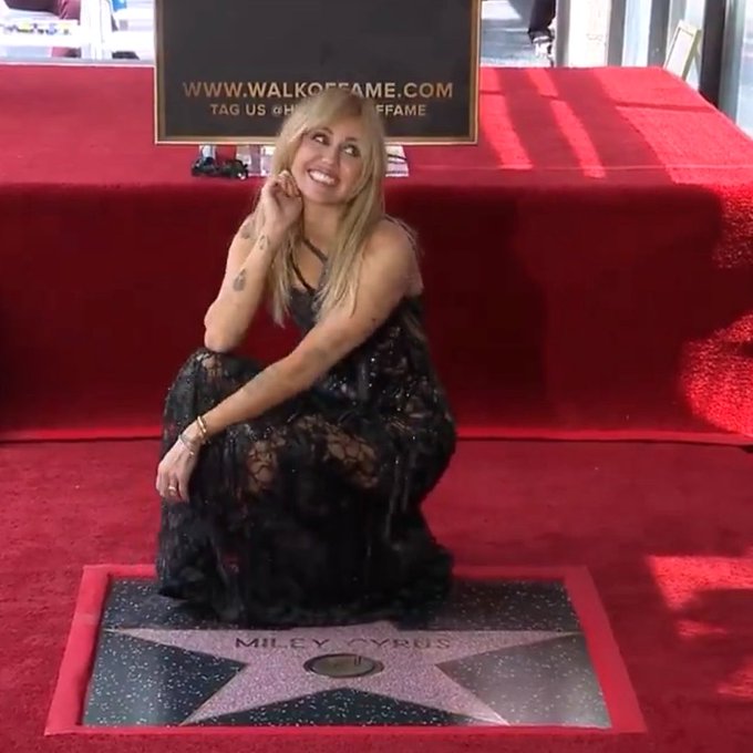 milesangels's tweet photo. oficialmente miley cyrus hace historia conviritiéndose en la primera artista nacida en los 90s en recibir una estrella en el paseo de la fama de hollywood https://t.co/wId373N2lF