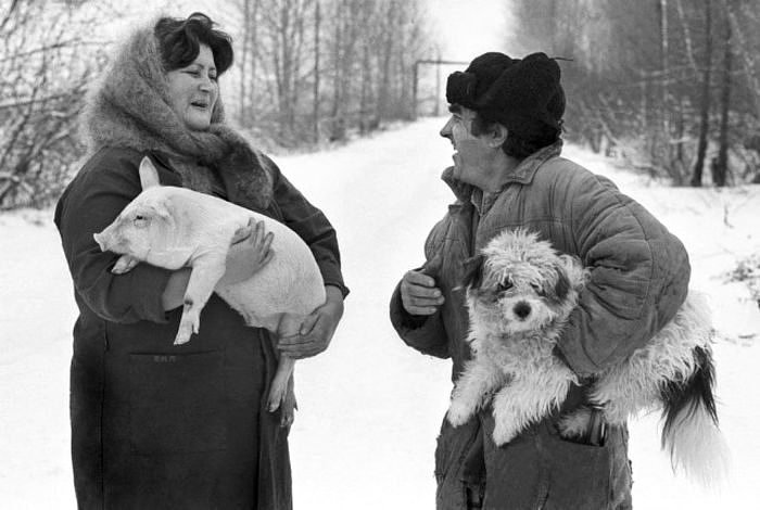vintagestuff4's tweet photo. Neighbors running into each other while walking their dogs
Russia
1995 https://t.co/xnUSUp2eni