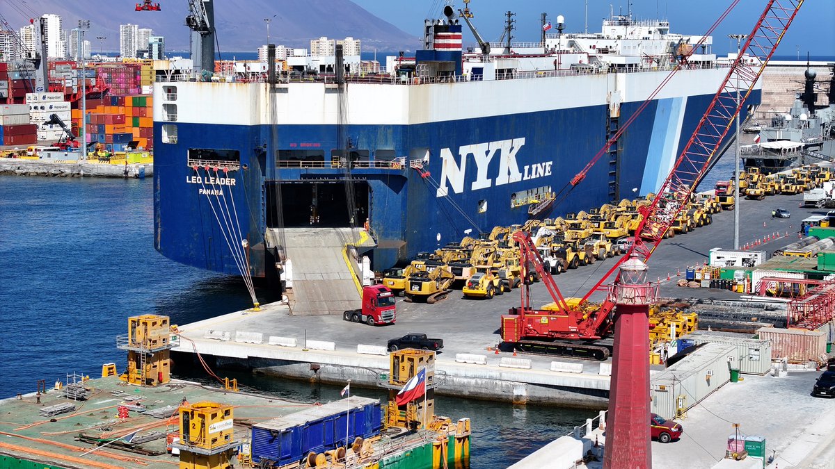 PuertodeIquique's tweet photo. Tras las actividades del #21DeMayo, el Terminal Molo de #PuertoIquique mantiene su continuidad operacional.
Recibimos buques Ro-Ro "Gentle Leader" y "Leo Leader" con vehículos y maquinaria. Nos preparamos para la estiba de exportaciones este fin de semana.
#Chile #Iquique https://t.co/uxkemA1taD