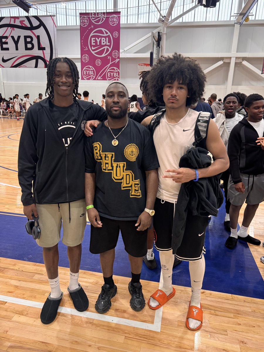 TheRealCoachEL's tweet photo. 4 Athletes, 4 EYBL teams.
The work speaks for itself 🏀📈
@therylangardner @EmurionJ29 
@AlfordBraiden 

#EYBL #DevelopmentOverHype #TrustTheProcess #XDbasketball https://t.co/MhFCxRlLJI