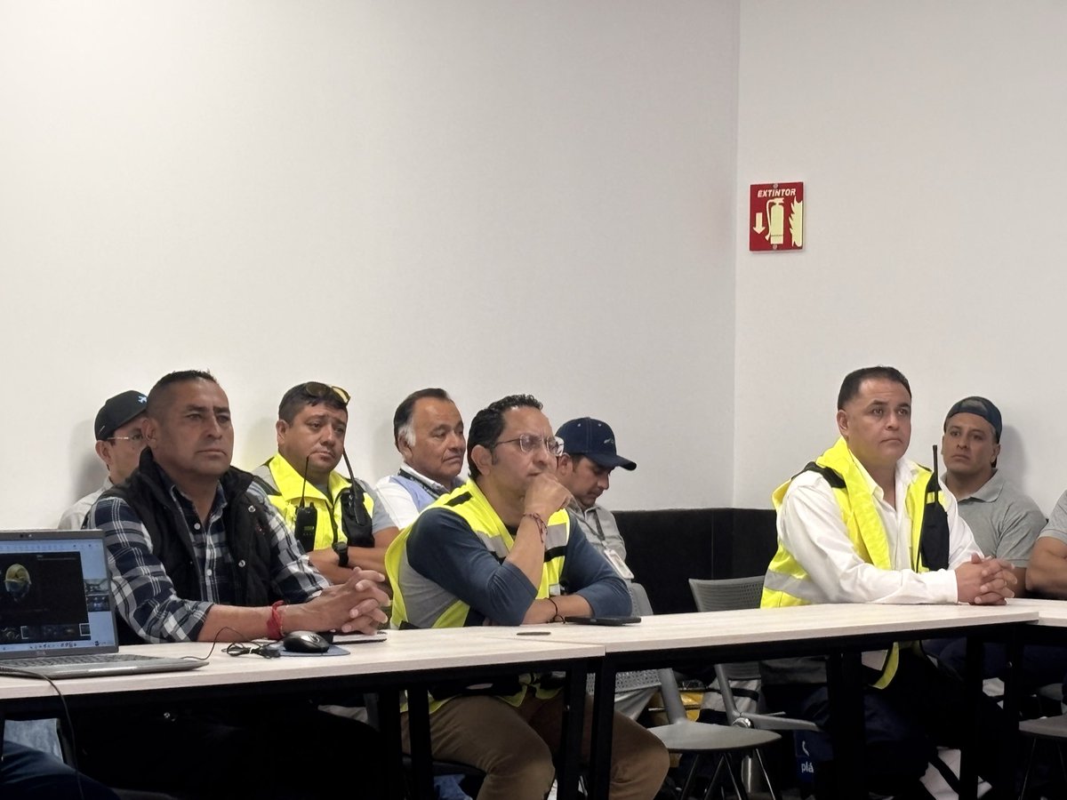 PCEstatalZac's tweet photo. 🚨 ¡UNIDOS POR LA PREVENCIÓN! ✈️

En el marco de la Semana de la Seguridad en el Aeropuerto de Zacatecas, se imparte capacitación a personal aeroportuario y a elementos de PC de Morelos y Calera.

Temas clave: 
✅ Uso de EPP 
✅ Prevención de riesgos en trabajos en altura. https://t.co/iEPg9ChsIS