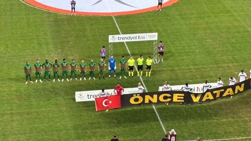 ajansJargon's tweet photo. TFF, maçlarda seremoni ve ısınmaya pankartla çıkılması uygulamasını yasakladı. https://t.co/BB4FDNqSGv