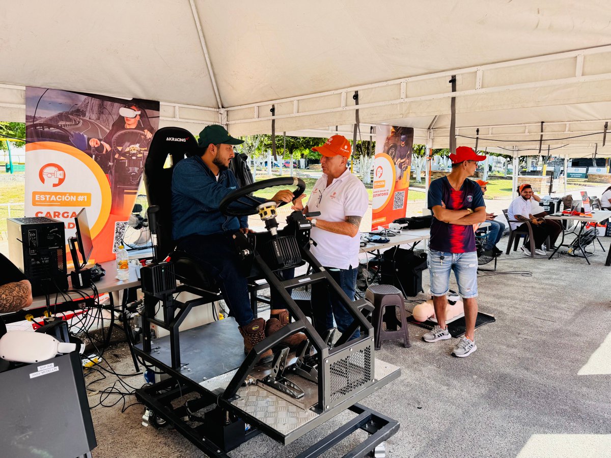 SabanaDeTorres1's tweet photo. #AEstaHora 👀 Desarrollamos actividad especial en Seguridad Vial Laboral en importante articulación entre Mintransporte, Agencia Nacional de Seguridad Vial y Secretaría de Tránsito y Transporte Municipal 🤝 Estamos frente al Hospital Integrado✅ https://t.co/gIYECGo1GX