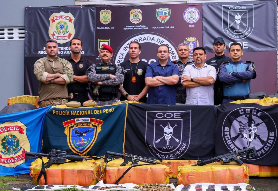 GovernodoAM's tweet photo. As Forças de Segurança apreenderam cerca de 2,5 toneladas de entorpecentes, além de fuzis, munições e uma lancha blindada usada pelo crime organizado no rio Solimões

Com a ação, já somam 27,4 toneladas de drogas apreendidas em 2026, um aumento de 87% no combate ao narcotráfico👏 https://t.co/xZd7ai4aii