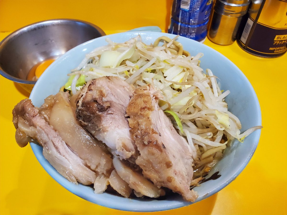 asakaraban's tweet photo. 「ラーメン二郎 八王子野猿街道店2」
にぼしドクロ+ブタ+生たまご、コールはヤサイ少なめ
昨晩いただいた一杯、ごちそうさまでした。 https://t.co/NCndswNMhM