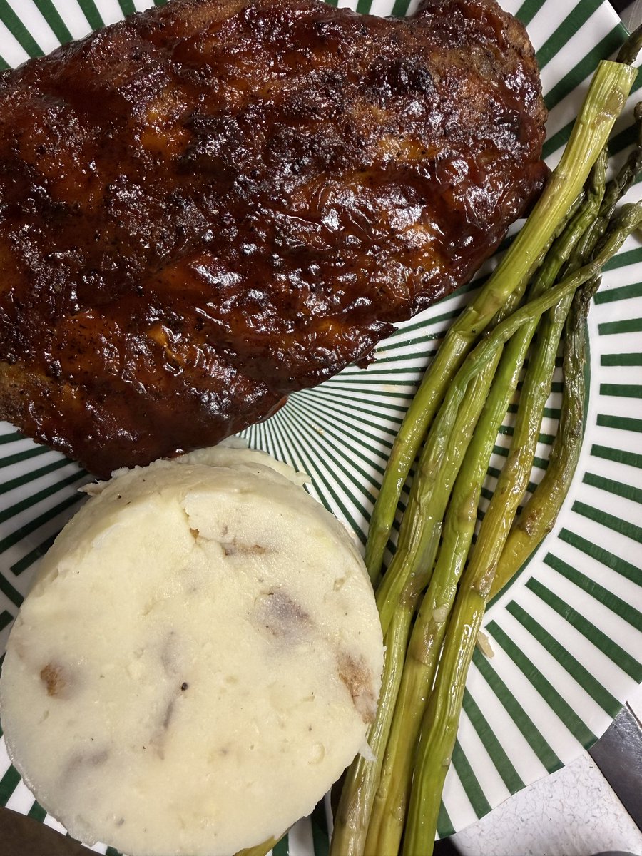 MadAnnFlint's tweet photo. @Outback This is seriously the best your Oakhurst/Ocean, NJ location could do for asparagus? And I paid extra for it! https://t.co/HcYzJqktrt