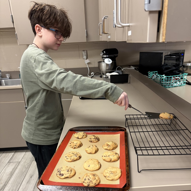 HumbleISD_CMS's tweet photo. Foods students ended their final cook on a sweet note with homemade chocolate chip cookies! 🍪✨ A delicious way to wrap up a year full of learning, laughter, and tasty creations. 💚 #TheColtWay https://t.co/5hMaBWmzf5