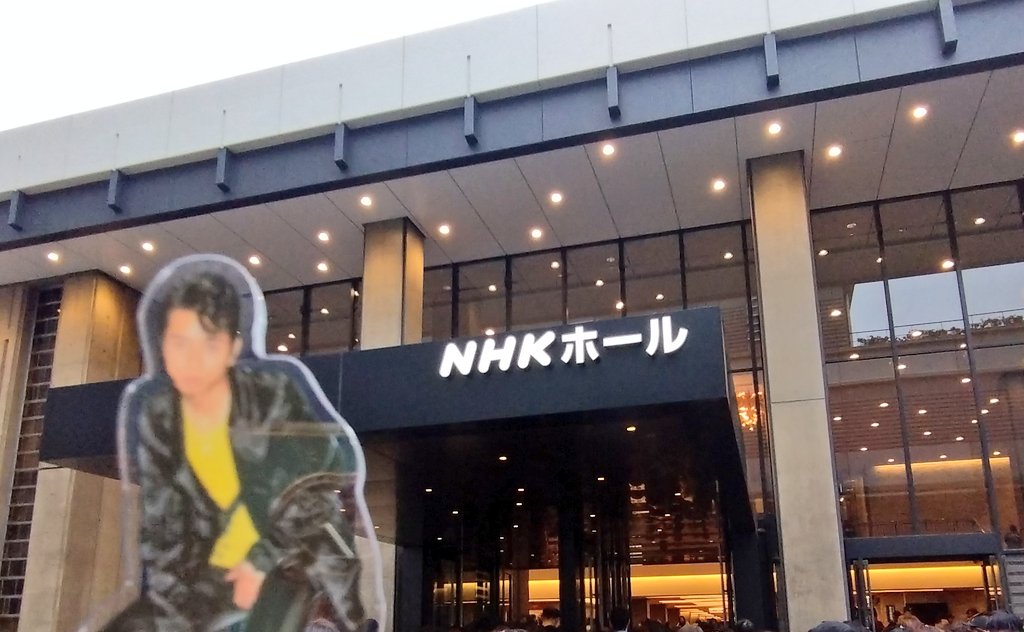 MA_star_YU's tweet photo. 昨日は3階センターブロック最後列😲⁉️
これまた滅多にお目にかかれないレア感あるお席❣️
後ろを気にせず腕を高く伸ばせる解放感🙌💕
会場全体のキラキラも良く見える✨
端から端まで動き回るフミヤさんも良く見えた🥰

そう‼️私はこの人のこの歌声が大好きなのよ❤️ 

と改めて実感できて幸せ😌💓 https://t.co/4pIMzoTnOe
