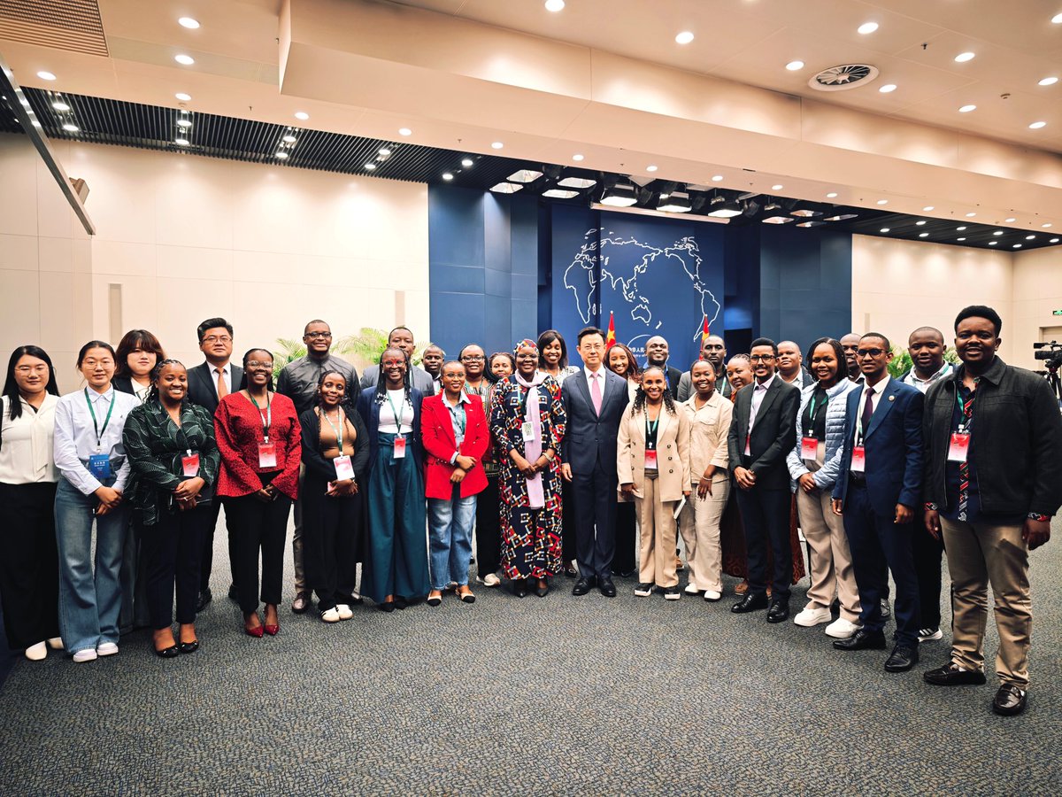 DGAfrica_MFA's tweet photo. Pleased to know that 26 young Kenyan diplomats who are visiting China attended Foreign Ministry’s Regular Press Conference. Welcome young colleagues! https://t.co/vh6xNoH42C
