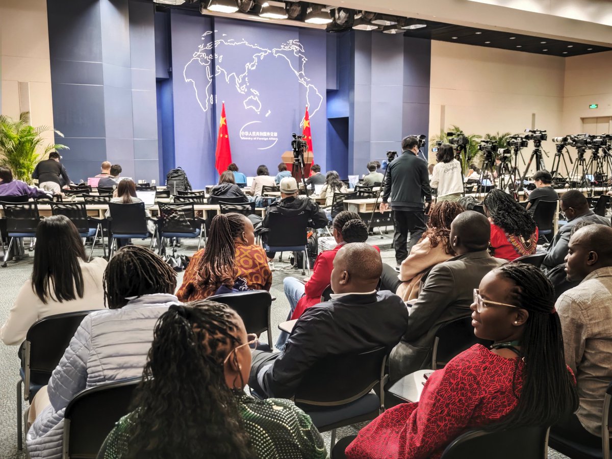 DGAfrica_MFA's tweet photo. Pleased to know that 26 young Kenyan diplomats who are visiting China attended Foreign Ministry’s Regular Press Conference. Welcome young colleagues! https://t.co/vh6xNoH42C