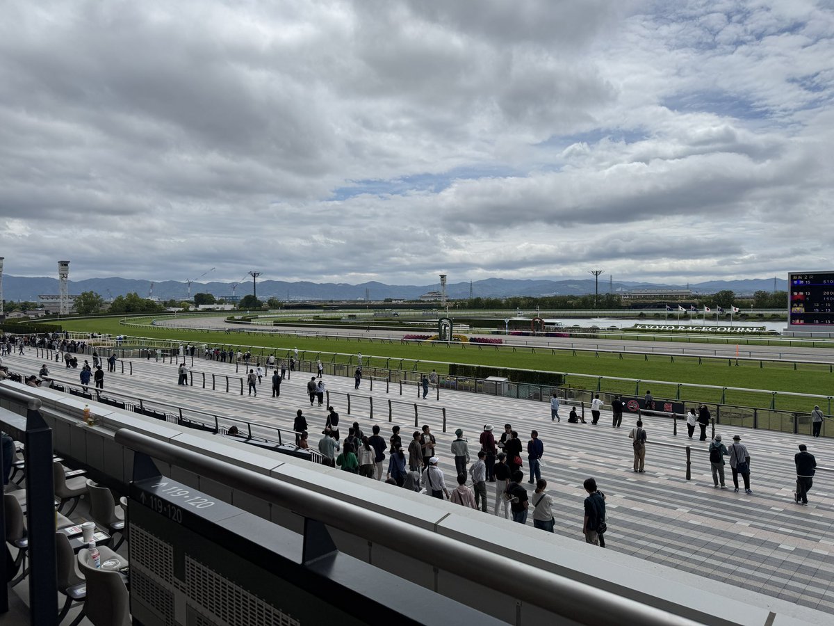 hidekazu1978's tweet photo. おはようございます。今日は京都競馬場から直前情報を配信してます。
どうぞよろしくお願いいたします。 https://t.co/byr7C05KXg