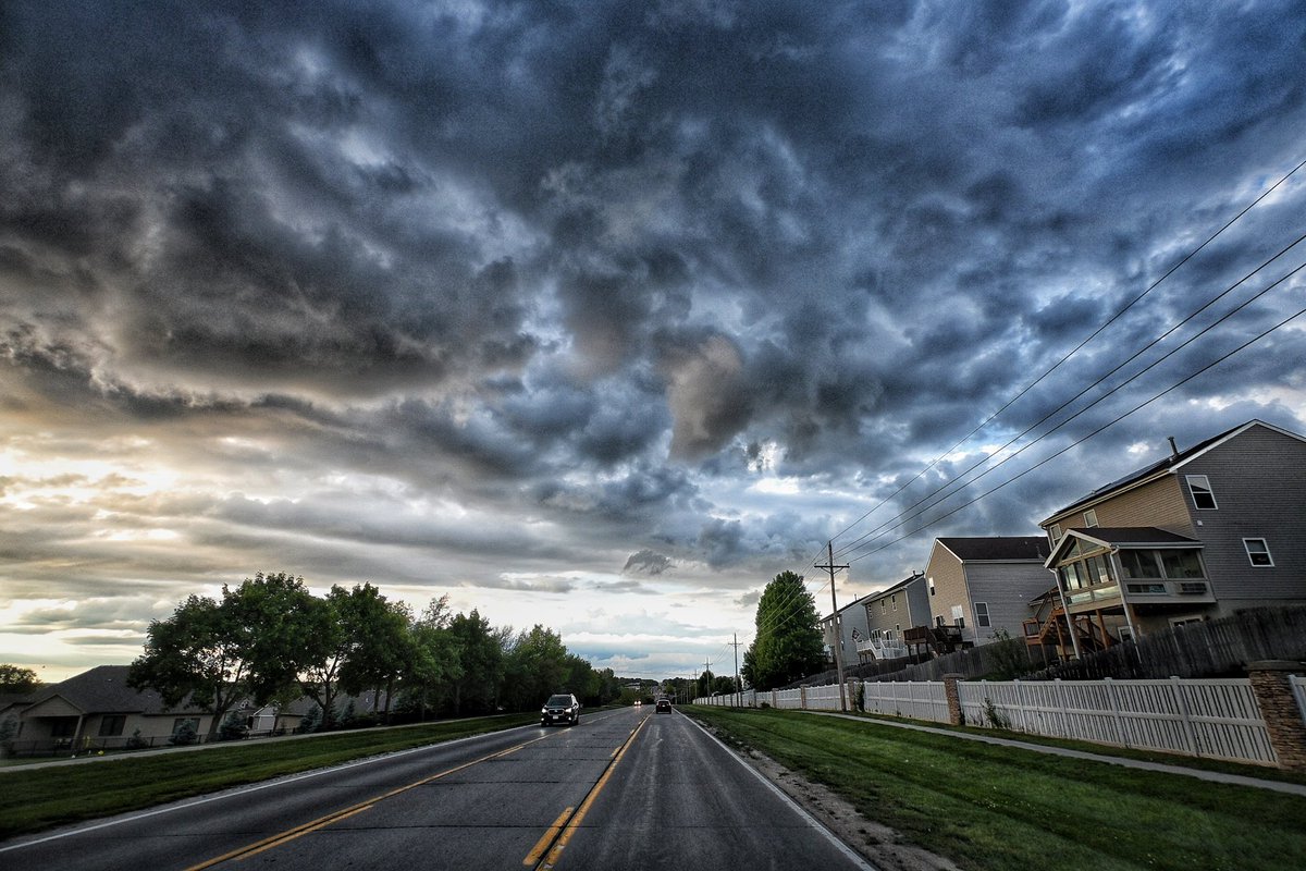 PhotoOmaha's tweet photo. Cool clouds in West O tonight https://t.co/TTG3Q1Wlte