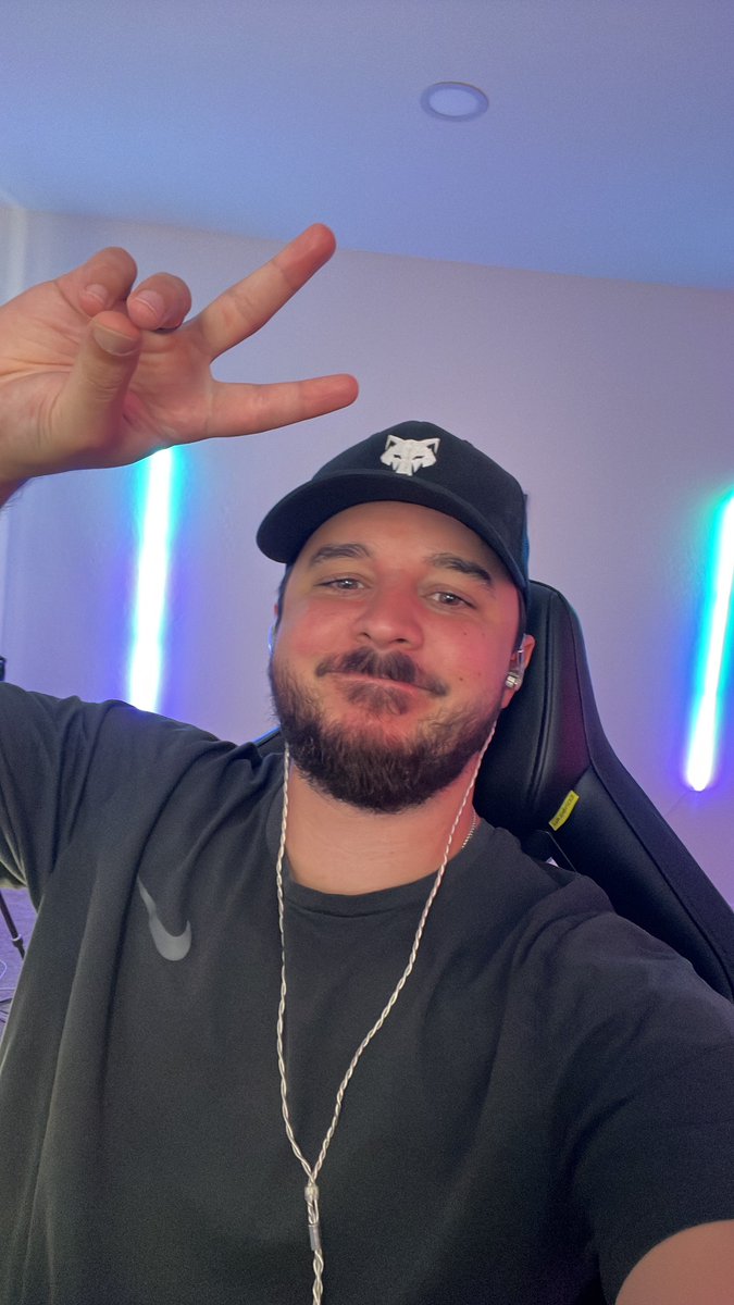 MarkClarkk tweet media