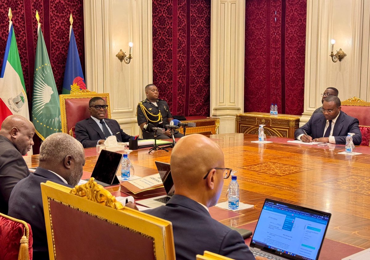 teonguema's tweet photo. Ya está en marcha nuestro plan de modernización de Guinea Ecuatorial de Telecomunicaciones Sociedad Anónima, #GETESA.
En la reunión de esta tarde, hemos podido informarnos del plan inmediato y a corto plazo del nuevo Director General de la telefonía nacional, Charles Borome Razafimahatratra.
El proyecto contempla la optimización de la red nacional, la ampliación de la cobertura telefónica e internet y la transformación digital de la empresa con la adquisición de equipamiento moderno y la reactivación de la fibra óptica que, hasta el momento, sólo utilizaba #SEGESA para la interconexión de sus subestaciones electrónicas.
Esta primera fase del plan, que estará operativo en 12 meses, también prevé la introducción de la tecnología 5G, servicios de Wi-Fi público en las ciudades de Malabo, Bata, Oyala y en zonas rurales y urbanas de todo el país; así como el fortalecimiento de las infraestructuras energéticas y técnicas de la compañía.
A nivel financiero, se reforzará los mecanismos de control interno y lucha contra el fraude, limitando el uso de tarjetas de crédito de la empresa y suprimiendo las ventas a crédito. La idea es garantizar el pago inmediato en todas las operaciones para levantar la economía de la compañía.
Otro de los ejes fundamentales del programa es la digitalización total de GETESA mediante una gestión “cero papel”, la reducción de costes logísticos y la implementación de Getesa Money, una plataforma financiera destinada a ofrecer servicios de pago electrónico; así como la reactivación del servicio roaming y la implementación del sistema eSIM.
Y, para protéger los fondos de la empresa, el Director General sólo podrá autorizar pagos para gastos de funcionamiento junto a Hacienda. Para pagos mayores, deberán solicitarlos al Consejo de Administración.
Teniendo en cuenta que el plan debe ejecutarse con profesionalismo y de inmediato; la nueva GETESA priorizará la puesta en funcionamiento de todas sus antenas y hacer una reestructuración del personal y reclutar a gente con formación en el sector de telecomunicaciones.