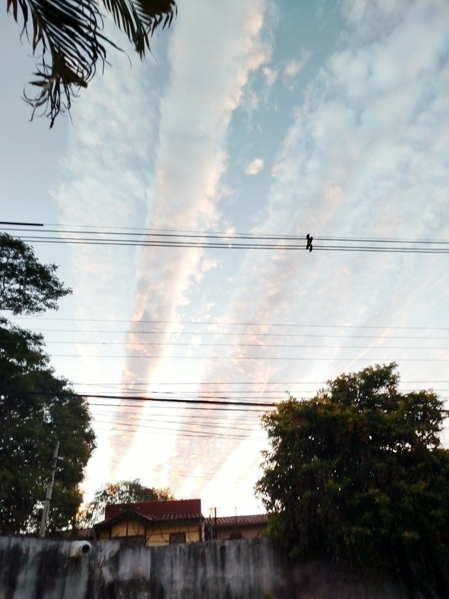 cveralberto's tweet photo. Dos días, ayer y hoy, con nubes raras desde la dirección del sol... https://t.co/ddHQNuM2qU