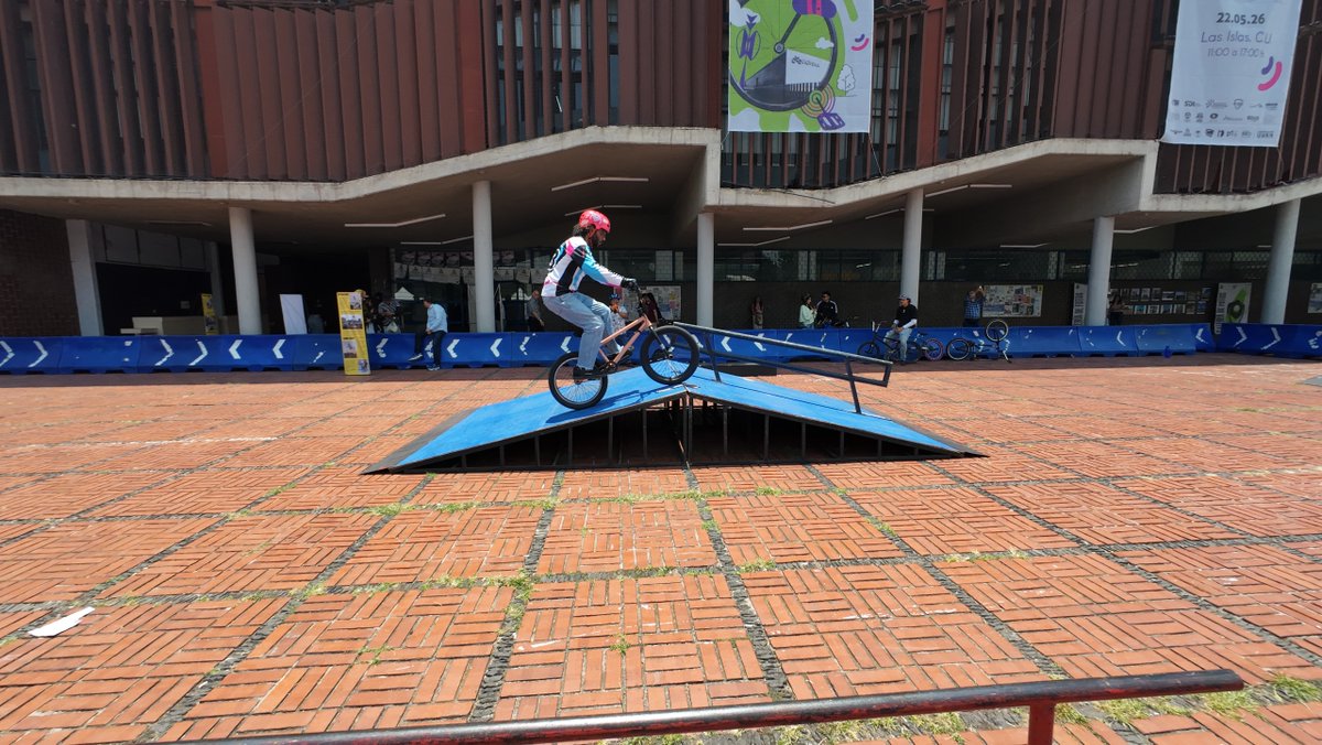 UNAM_MX's tweet photo. Con rodadas por #CU, talleres especiales, biciescuela y más actividades, la #ComunidadUNAM se reúne para vivir el #BiciFest 2026 🚲. Aún puedes ser parte, tienes hasta las 17 h 👇. https://t.co/cCLJ7O31i5