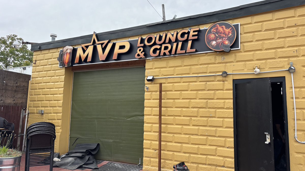 MYShift4's tweet photo. MVP Lounge &amp; Grill understood the assignment 🏆🍔
New restaurant. New vibe. New POS from @Shift4
They rolled out Shift4 Dine for payments + POS because nobody opens a restaurant dreaming about frozen screens 💳🔥
Now serving great food, cold drinks, and fast transactions. https://t.co/rCIIOie1MF