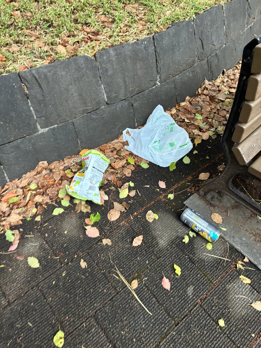 CleanupFrontier's tweet photo. 雨上がりのクリーンナップ
2日間雨が降ったり止んだり
昨日の朝は雷を伴う強い雨も
流石に雨続きの為ベンチ等は
ゴミが少なかったけど
それでも芝公園4.5.6.8.10.12号地で
一袋分はありました
雨は止んだけど週末は雲の様です
みなさん良い週末をお過ごしください
 #みなとクリーンアップ！ https://t.co/CfIYsThVQ6