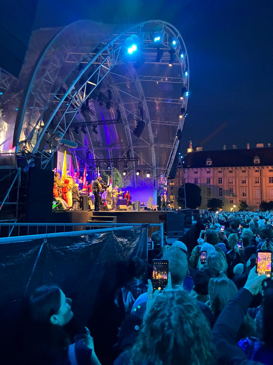 MariAuroraMejia's tweet photo. Eröffnung Wiener Festwochen 2026. Der "Place to be" in Wien heute Abend. Mit Patti Smith, Preisträgerin des Prinzessin-von-Asturien-Preises für die Kunste 2026!!!!! Wunderbar!!!!! https://t.co/CqOJoefXOt