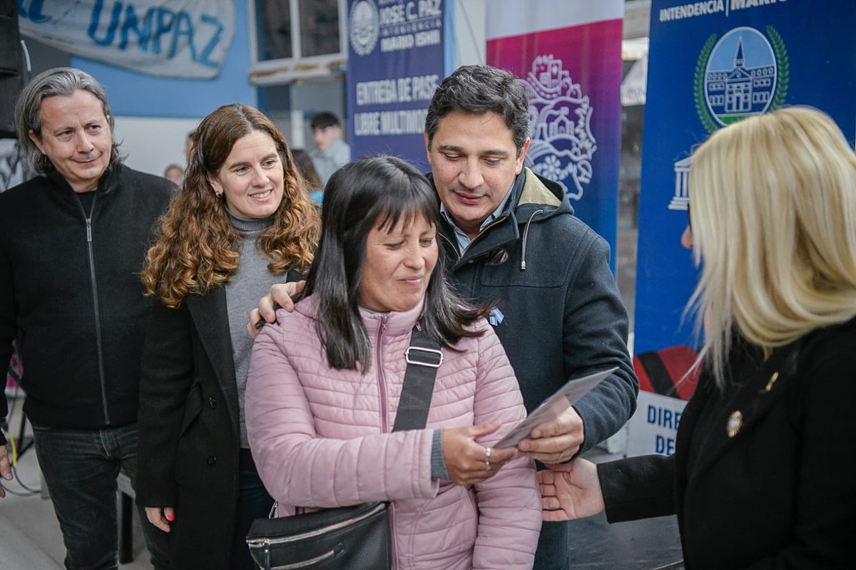 MartinMarinucci's tweet photo. Junto a la intendenta interina Lorena Espina, estuvimos en José C. Paz llevando adelante una jornada de trabajo para seguir fortaleciendo la seguridad vial y ampliando derechos para las y los bonaerenses.

En el marco del programa #SiempreCasco, realizamos una charla de concientización y el recambio de cascos dañados o vencidos para vecinos y vecinas del distrito, promoviendo hábitos responsables y una circulación más segura en la vía pública.

Además, desarrollamos un operativo de emisión e impresión de Pases Libres Multimodales, acercando esta herramienta a personas con discapacidad, personas trasplantadas y personas en lista de espera para trasplante, garantizando el derecho a viajar en el transporte público.

Seguimos trabajando con un Estado presente, acercando herramientas concretas que cuidan la vida y garantizan más derechos en cada municipio.

Me acompañaron el subsecretario Eduardo Feijoo y los directores provinciales Sibila Botti, Cristian Vázquez, Damián González y Jorge Orzali. Acompañaron también el secretario de Gobierno Pablo Mandilla, el secretario de Seguridad Fernando Cabrera y el director general de Seguridad Miguel Narváez.

#TransportePBA #ProvinciaBA #SiempreCasco #InclusiónEnMovimiento #ViajáPBA
