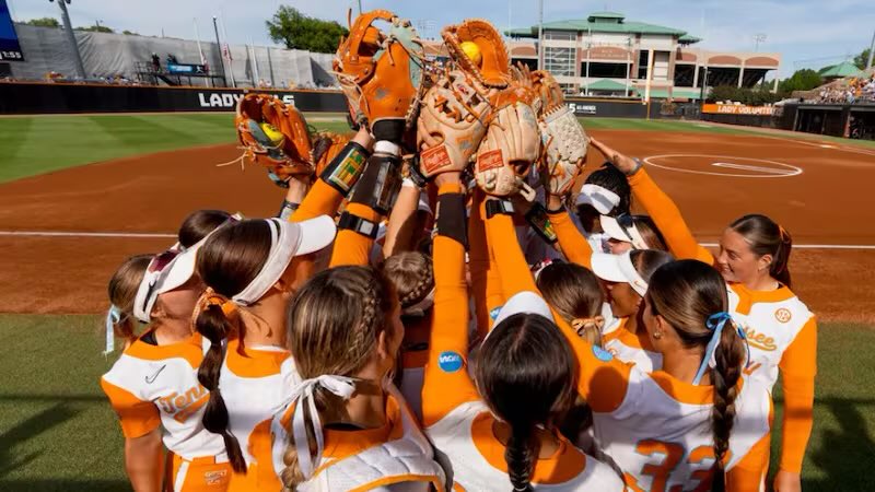 More_Issues's tweet photo. The Lady Vols are headed to OKC after sweeping Georgia in the Super Regionals.🍊 https://t.co/aDECkHZGDe