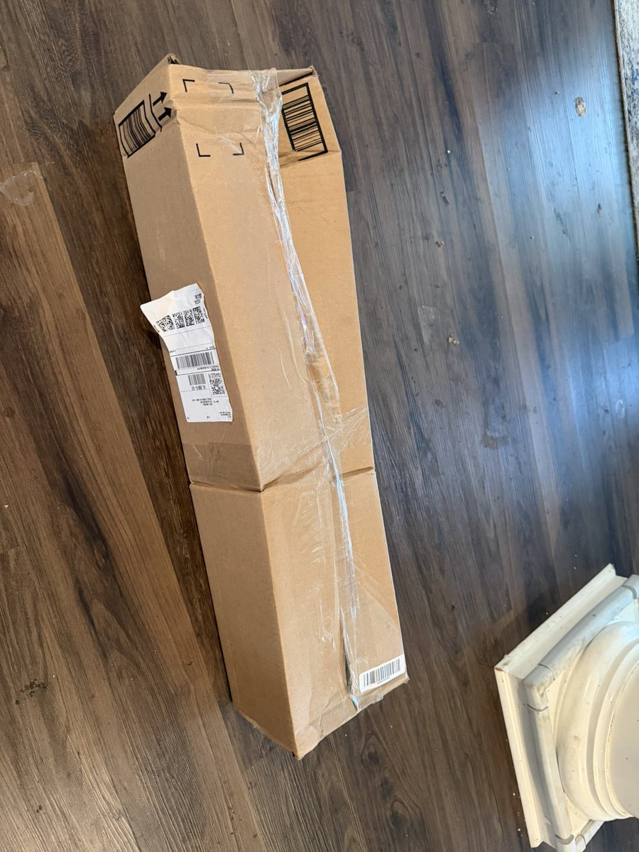 jdn4mbvbrw's tweet photo. @MizunoGolfNA @amazon I ordered a putter from mizuno Amazon store and got a roll of wallpaper. https://t.co/vHf7rkG5UD