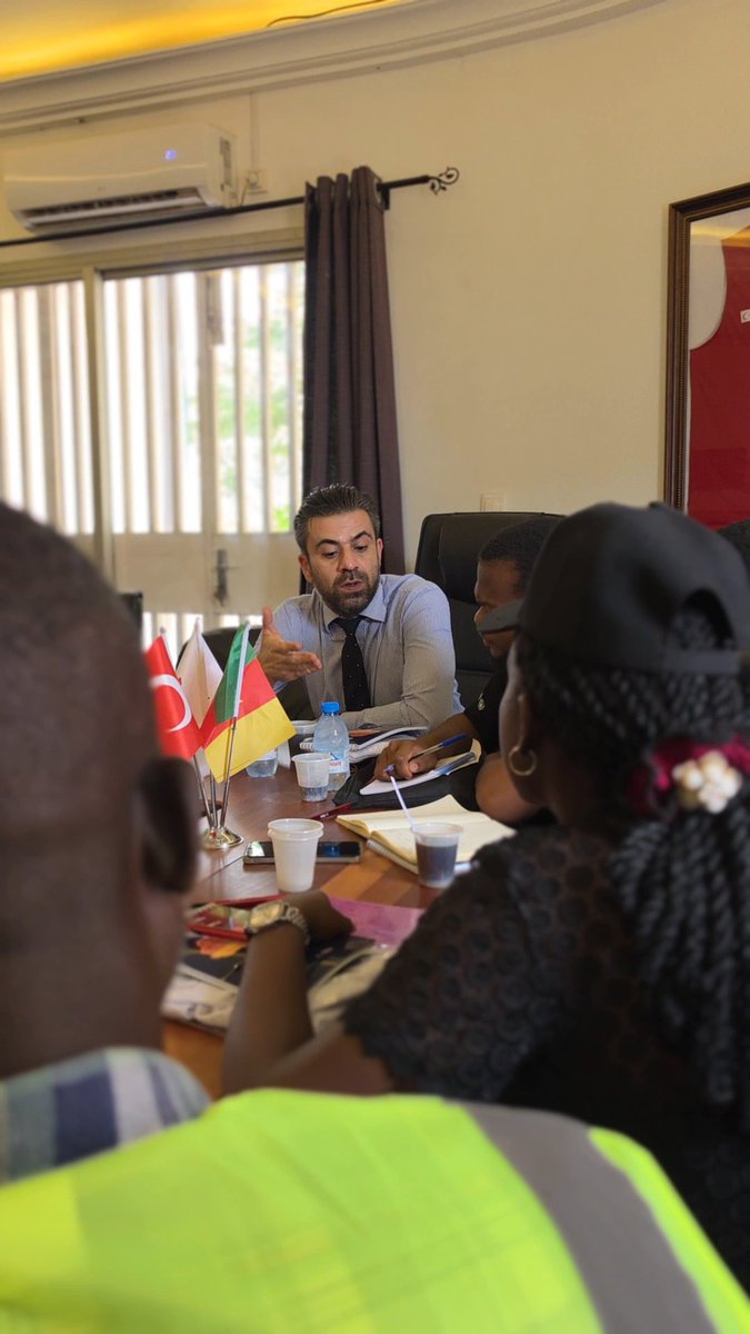 Tika_Cameroon's tweet photo. Earlier this year, TİKA and UNICEF signed a cooperation protocol to support the U-Report/U-Responders @UReportGlobal initiative in Cameroon. Today, we met with young participants who worked in groups to develop project ideas on the environment, recycling and community needs  🇨🇲🇹🇷 🌱 @unicefcameroon