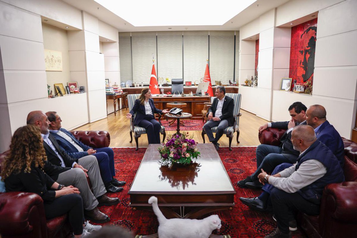 diskinsesi's tweet photo. Genel Başkanımız Arzu Çerkezoğlu ve Genel Sekreterimiz Tayfun Görgün’ün de aralarında olduğu DİSK’liler seçme ve seçilme hakkımızı, demokrasiyi ve Cumhuriyet’i savunmak için bu akşam CHP Genel Merkezi’nde idi.

DİSK heyeti CHP Genel Başkanı Özgür Özel ile de bir araya geldi. https://t.co/eXicFrjPSl