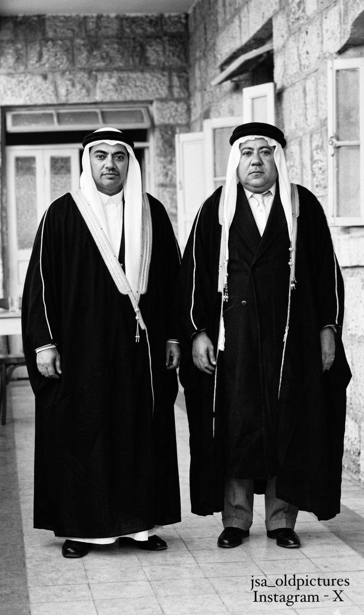 JSA_OldPictures's tweet photo. لبنان
بيروت - ١٩٥٣م

١- العم علي حسن أبوالسعود 
(  ابو حسن)
توفي ودفن  في 
الكاظم - العراق عام ١٩٥٤م

٢- الجد عبدالحميد حسن أبوالسعود (ابو عادل)
توفي ودفن  في بيروت - لبنان
عام ١٩٥٦م

#القطيف https://t.co/pFUNuoEDwK