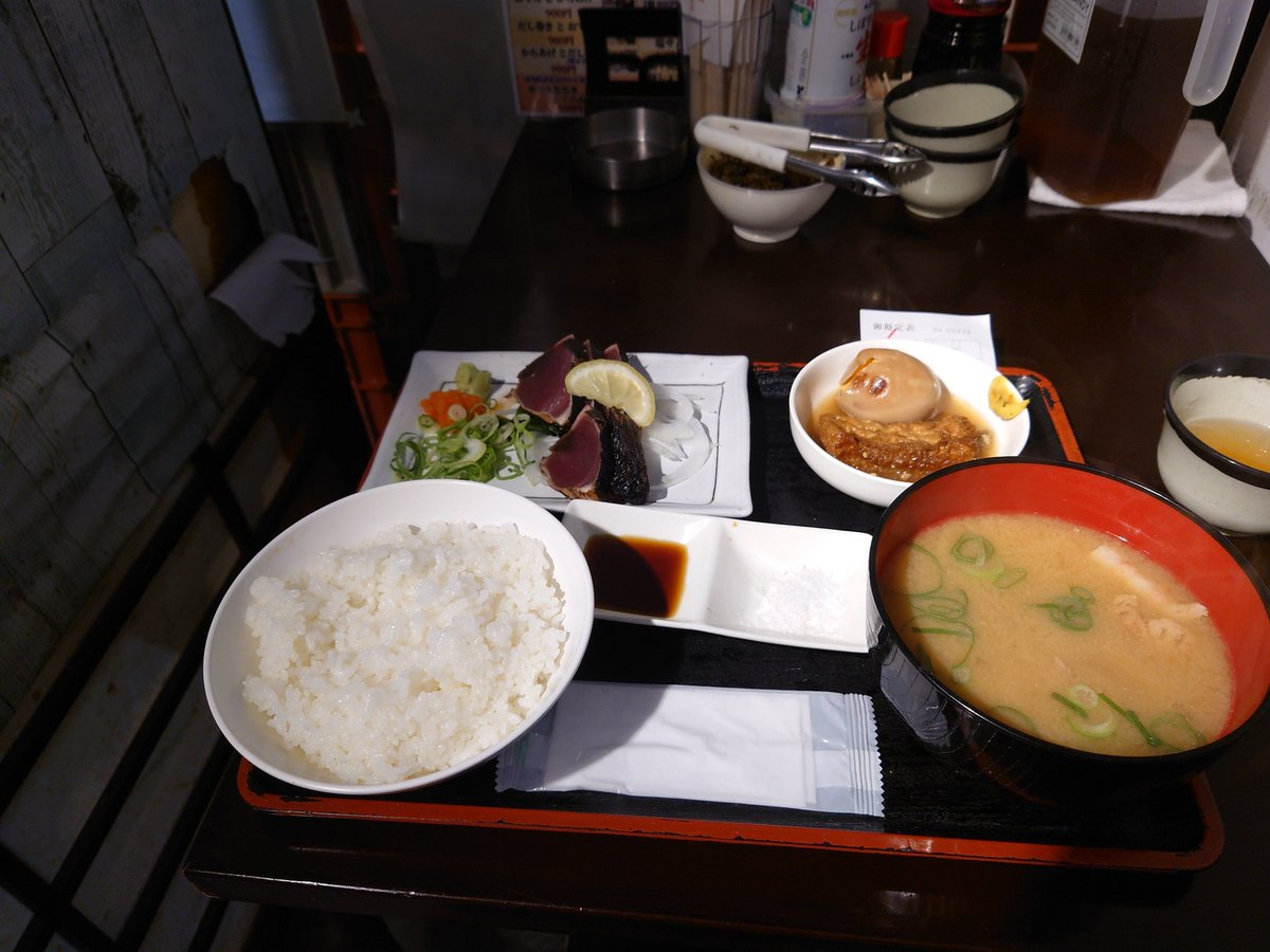 e_bow_2009's tweet photo. おのえまん、ヒツナーの皆様おヒツですm(_ _)m
今日は昼から堺東で弾き語りライブしてきます。
「またか」とか言われそうではありますが（笑）
写真は一昨日に昼に食うた鰹のタタキとミニおでんの定食です。藁焼き高知直送で950円は安いと思います。
#おのえ765 https://t.co/wGJRbCMyBY