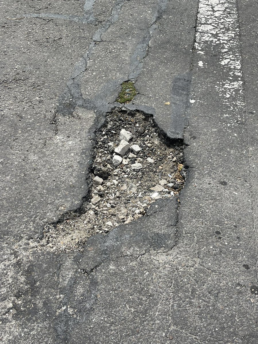 Jony3636's tweet photo. @Bogota @idubogota quiero solicitar la ayuda de ustedes para poder reparar este enorme hueco. Como se puede ver en las evidencias que envío con el fin de evitar la afectación de los vehículos y las motocicletas en especial, si esto es pagando impuestos como sera si no pagáramos? https://t.co/SaY0JI4p1v