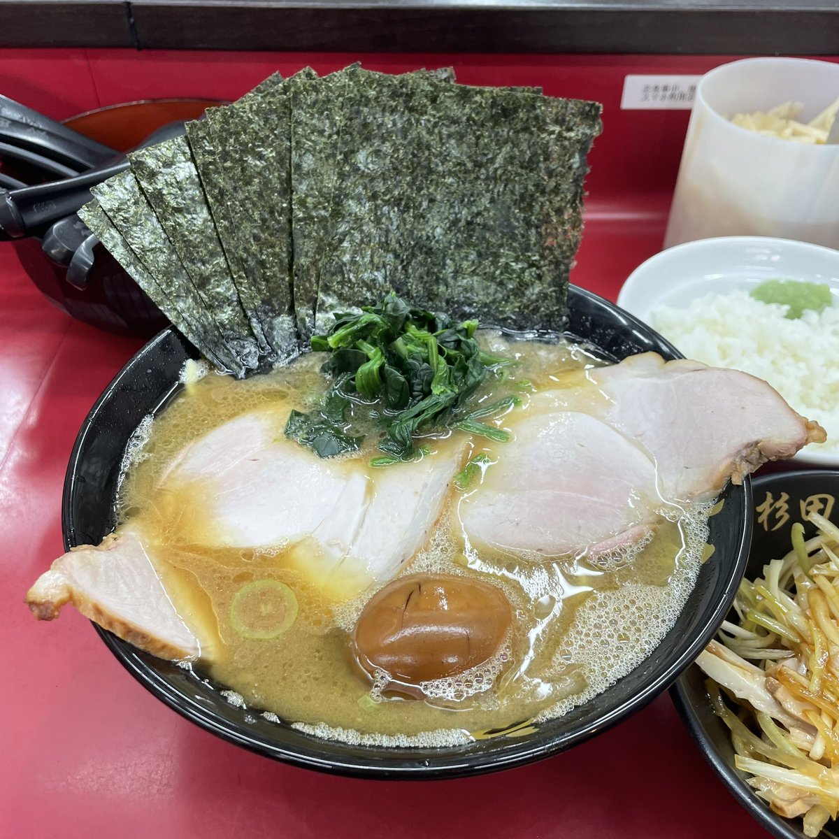 2Tsumix2's tweet photo. 一週間、夜通し働いた自分へのご褒美💕#杉田家千葉祐光店

照りツヤ✨フワフワチャーシューまるよし🙆‍♂️ 

いつものネギチャーシュー　

推しメン活も完了✅

 ご馳走様でした😋 https://t.co/Ki1KCAXoMy