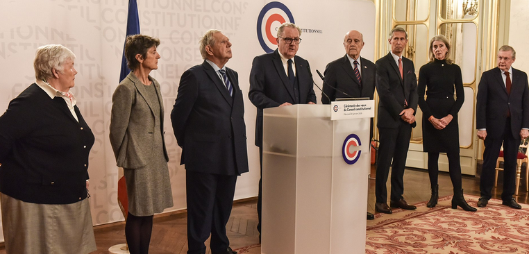 FrContribuable's tweet photo. 🚨 Le parlement vote la suppression des ZFE. 36 jours plus tard, le Conseil constitutionnel les remet en vigueur. pas parce que la mesure était mauvaise. parce que l'amendement n'était "pas à sa place" dans ce texte.

➡️ C'est exactement ce qui s'est passé avec la loi immigration en 2024. le RN et LR obtiennent des mesures dures : fin de l'automaticité du droit du sol, restriction du regroupement familial, encadrement de l'AME. la loi passe. Macron saisit lui-même le Conseil constitutionnel.

35 articles supprimés. exactement ceux pour lesquels la droite avait voté. pas parce qu'ils étaient illégaux sur le fond. parce que la procédure n'était pas parfaite. le vote du peuple effacé par une technicité.

Dans les deux cas c'est la même logique. des élus votent X. une instance non élue annule. pas sur le fond, sur la forme. le résultat est le même : ce que vous avez voté ne s'applique pas.

le RN et LR ont voté pour un texte durci, Macron a saisi le Conseil constitutionnel, et le résultat final est exactement le texte que Macron voulait depuis le début. la droite a servi de marchepied. le Conseil constitutionnel a fait le ménage.

9 membres nommés, aucun élu, aucun révocable. leurs décisions sont sans appel. appelez ça comme vous voulez.