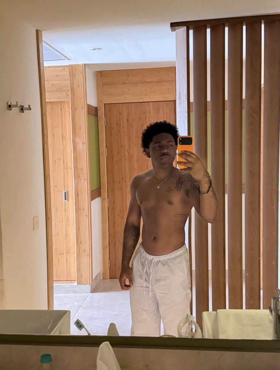 derrick tweet media