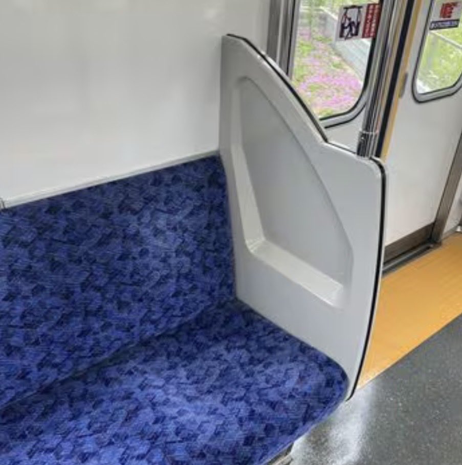 toruru____'s tweet photo. 電車の椅子の端っこ
全部←から→にしてくださいお願いします https://t.co/4NoDfoa78N