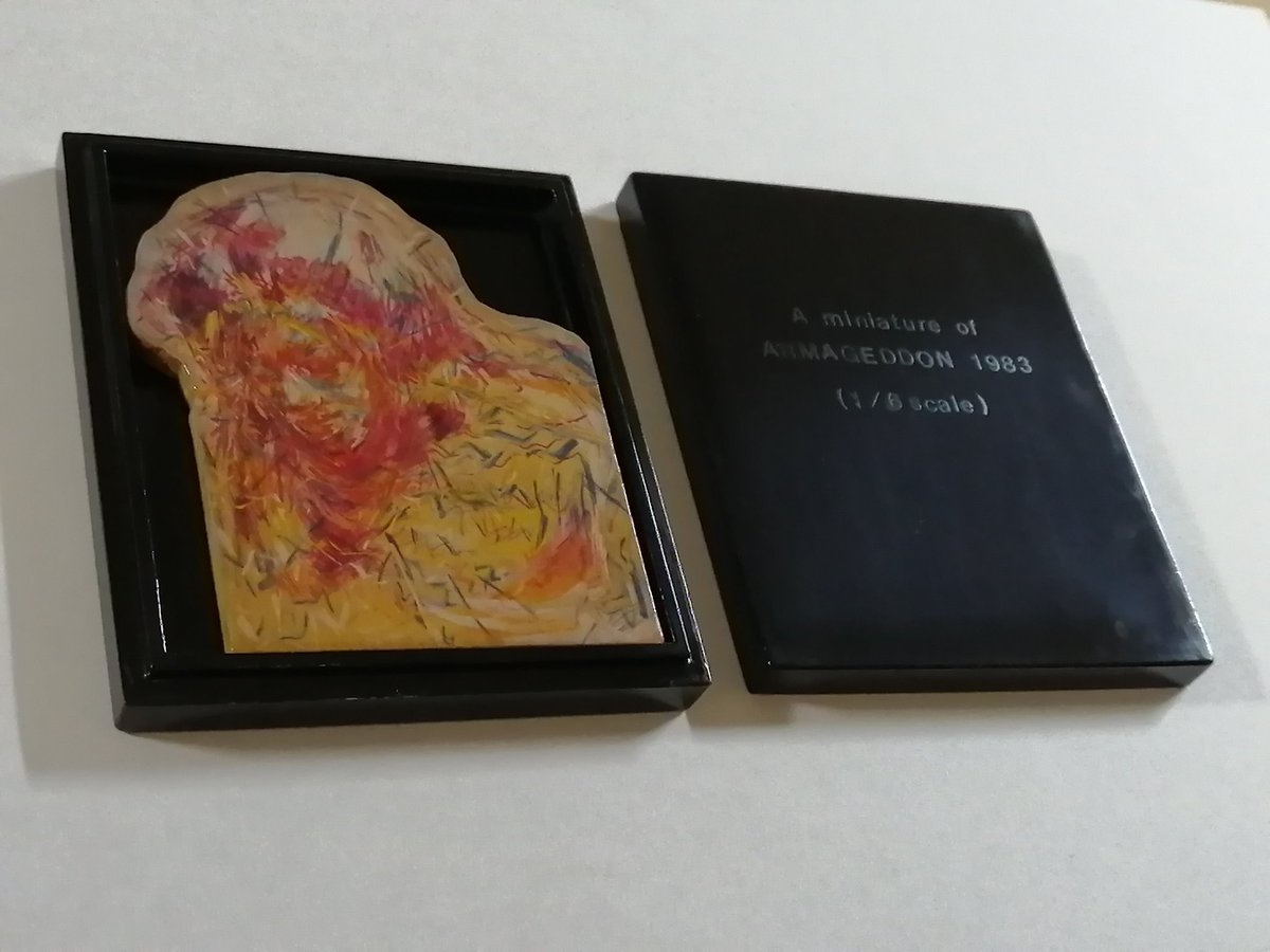 ebisquez's tweet photo. このミニチュア作品は箱付きです。箱から取り出して、手のひらに乗せても鑑賞出来ます。そして画面がアクリル絵の具なので、蓋に密着しないように制作途中の下描き状態のコピーした紙を画面の上に置いてあります。
※ケース∶8.2×7×1.3cm 木材に漆
※コピーされた制作途中の下描きの紙∶7.1×6cm https://t.co/iJri7NHamr