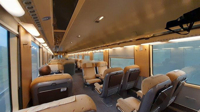 StazioneCLE's tweet photo. そもそも東海道新幹線の座席は、リクライニングしないと直角過ぎて寛げないのが問題じゃないかと。
日本人がやたらとリクライニングにこだわる理由がそこに詰まっている。だって倒さないと地獄だもの。

コライユの座席に座ってごらん、リクライニングせずとも意識飛ぶぞ定期 https://t.co/Ma1wEpJdCN