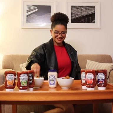 dacioher's tweet photo. Milena: a
Heinz: toma aqui 1 milhão de reais por favor bota ketchup no pastel

MILENA COM HEINZ https://t.co/7mccSURLm2