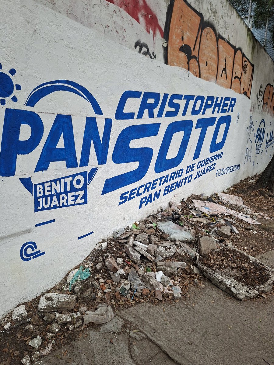 GPMorenaCdMex's tweet photo. #RayoEmPANizador: 

Pintar su marca sobre basura sin arreglar el espacio público.  

Y hay que agradecer que no privatizaron... https://t.co/OOZaQzIqyy