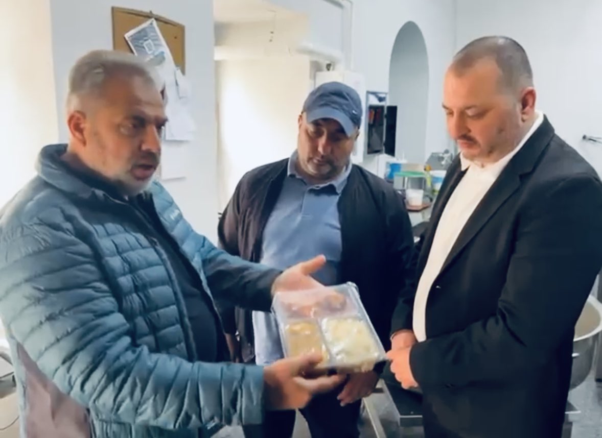 KizilayNevsehir's tweet photo. Karaman Kızılay İl Başkanı Adem Küçükyarma ve Yönetim Kurulu, İl Başkanımız @ercan_civelek’i ziyaret ettiler. Kızılay Nevşehir Aşevinin kuruluş ve çalışmaları hakkında bilgiler alıp, toplumsal dayanışma ve yardımlaşma için Karamana’da Aşevi kurulmasının önemini istişare ettiler. https://t.co/vcW4PcHUZE