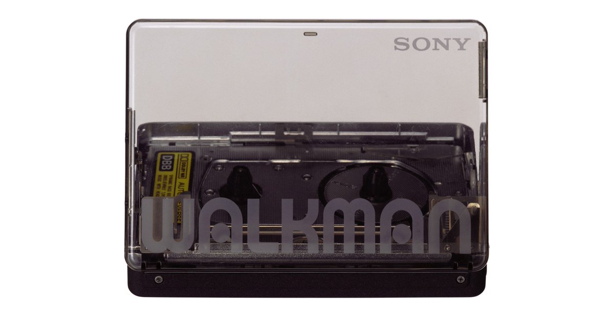 akiraa_tanaka's tweet photo. [WM053]
型名 WM-504
発売日 1987年11月21日
価格 26,000円

WM-503の面替えモデル。セットするカセットによって表情が変わる、着せ替え感覚シースルーデザインのウォークマンです。本体をそのままセットするだけで充電できる簡単充電スタンドを新採用しました。

#ウォークマン #walkman https://t.co/airG6pPist