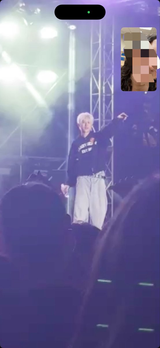 jiungseraph's tweet photo. meu namorado me ligando no show do big naughty todo e gravando os vídeos do tws e do psy pra me mandar kkkkkkkkk  nunca tive tanta fomo https://t.co/q6rEpILpZT