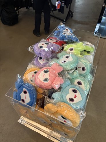 _moonchild_17's tweet photo. Ero pronta a vendere un rene x chaengvely, ma ovviamente a Torino ZERO MERCH DECENTE, STO ANCORA NERA https://t.co/5d4kDycPXA