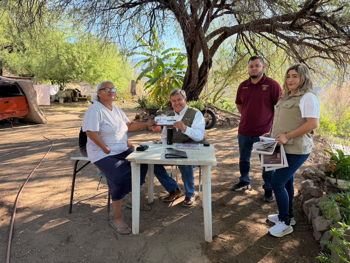 OctavioAlmada1's tweet photo. Buenas tardes 

En El Novillo, municipio de Soyopa, acudimos a entregar su tarjeta de la Pensión para el Bienestar de las Personas con Discapacidad a la señora Antonia Villalba. 💳✨

Con este apoyo, nuestra 🇲🇽 PresidentA @Claudiashein, reafirma su compromiso de llegar hasta cada comunidad, casa por casa, para garantizar bienestar, inclusión y justicia social a quienes más lo necesitan.

El poder solo tiene sentido cuando se pone al servicio de los demás. 🙌 

#PorElBienDeTodosPrimeroLosPobres