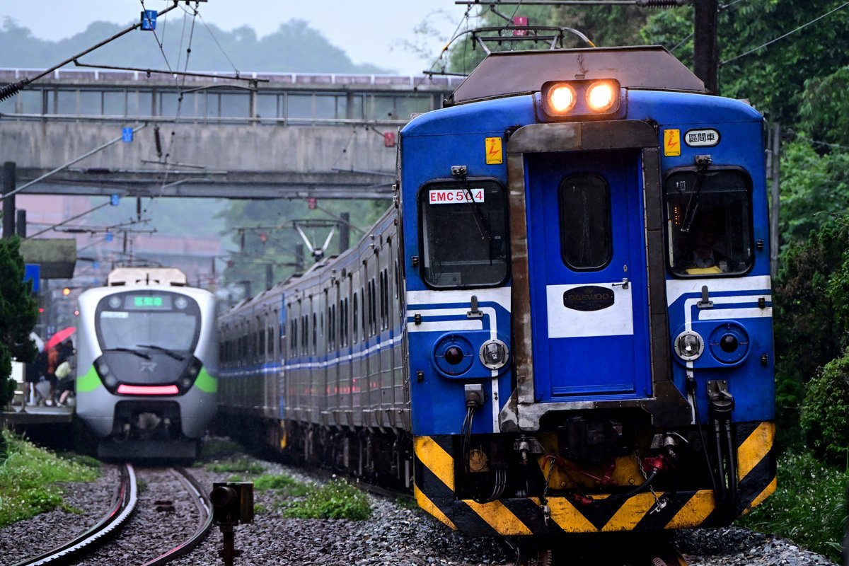 N_frs's tweet photo. EMU500とEMU900 https://t.co/Ni0IxzLV60