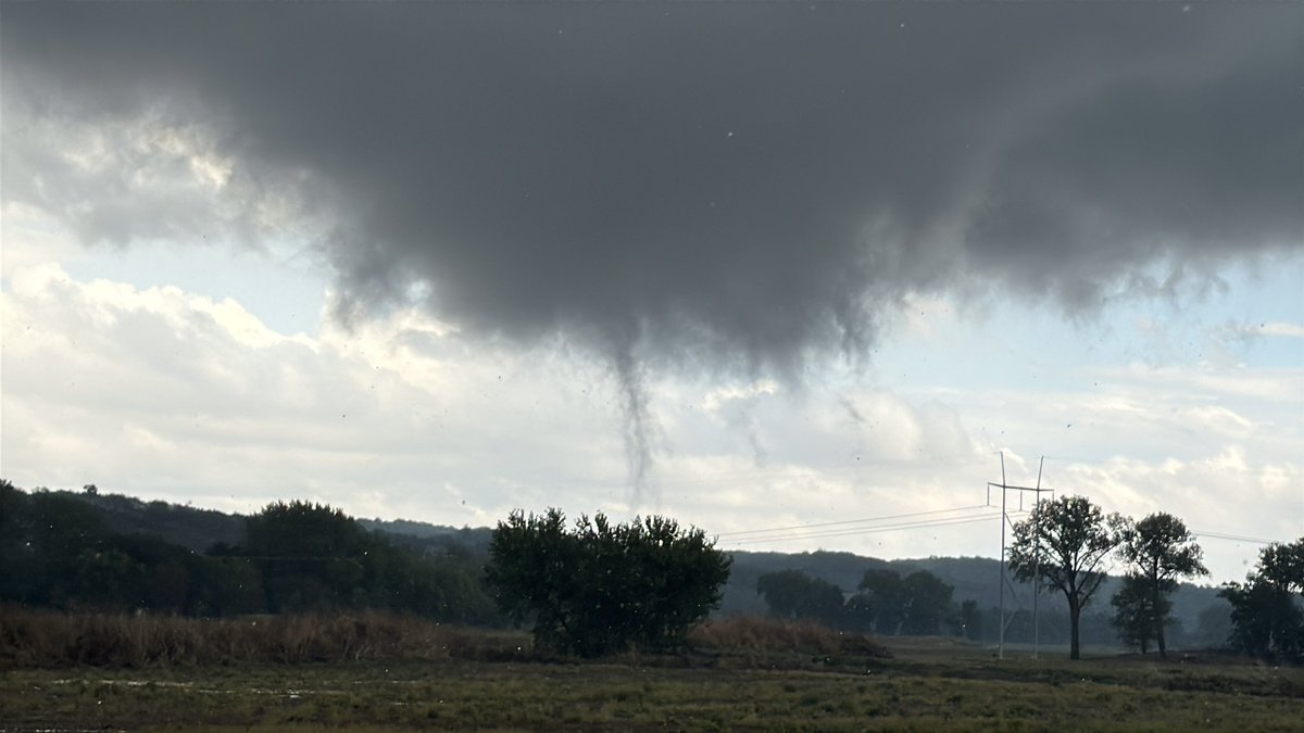 aresel_'s tweet photo. Just had the weakest tornado I’ve ever seen near Oto, Iowa moments ago #iawx https://t.co/hpp0301lLK