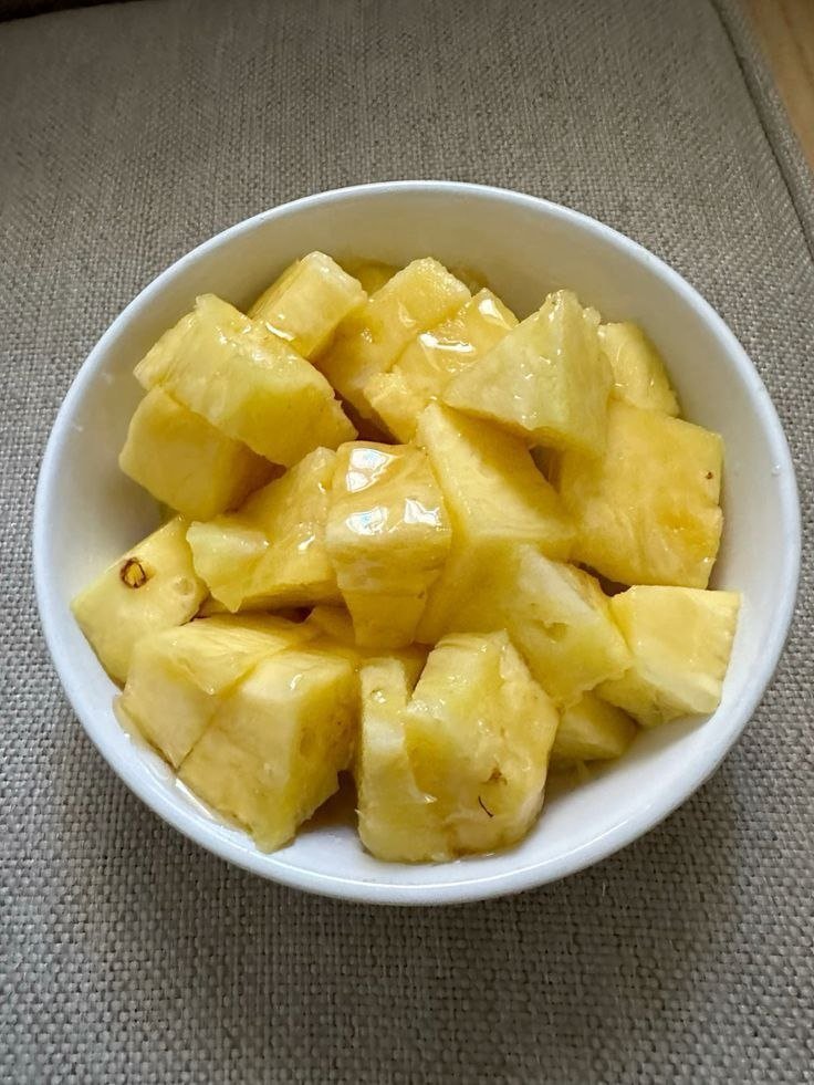Motivemodee's tweet photo. FRUITS THAT WILL HELP YOU DEFLAMMATE YOUR FACE

1. PINEAPPLE https://t.co/B4hH0HTyvW